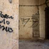 A sopresa c'� anche il numero "777",  che nell'esoterismo simboleggia il potere della Trinit� e si contrappone al pi� noto "666", la sequenza del demonio: forse � stato riportato in mezzo a tanti scarabocchi blasfemi proprio per schernire il credo cristiano